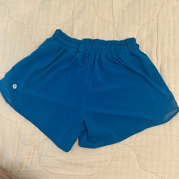 LULULEMON POOLSIDE HOTTY HOTS 4” LOW RISE!! size 4!! - Picture 2 of 4